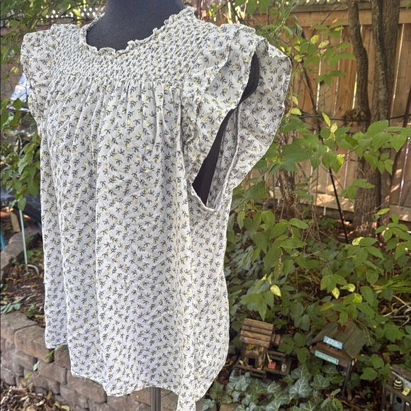 Old Navy XXL Tall Smocked Woman’s Top,Cream & Gold Shimmer Thread. 97% cotton. - Picture 5 of 11